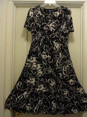 CHAPS BLACK & WHITE NEW YORK GIRL JERSEY FLOWERS DANCEY DRESS M